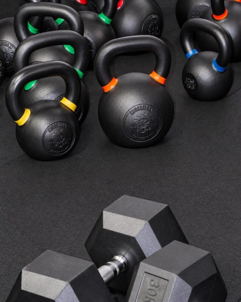 Kettlebells de plusieurs poids, repérés par une bague de couleur