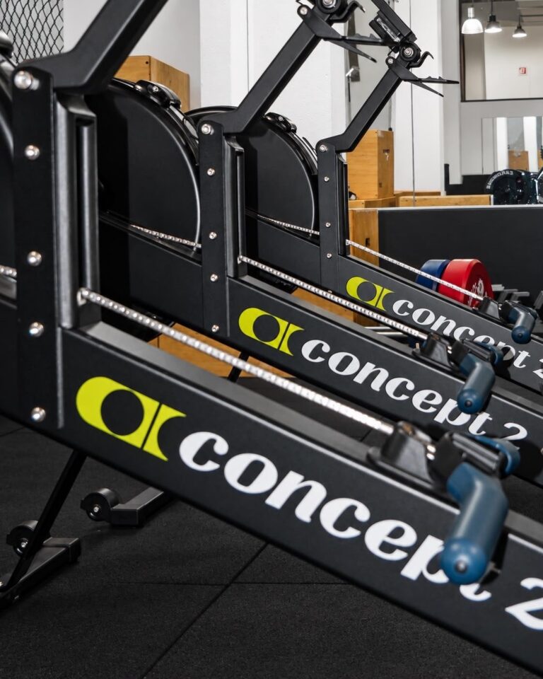 Rameurs Concept2 alignés pour l'entraînement Hyrox