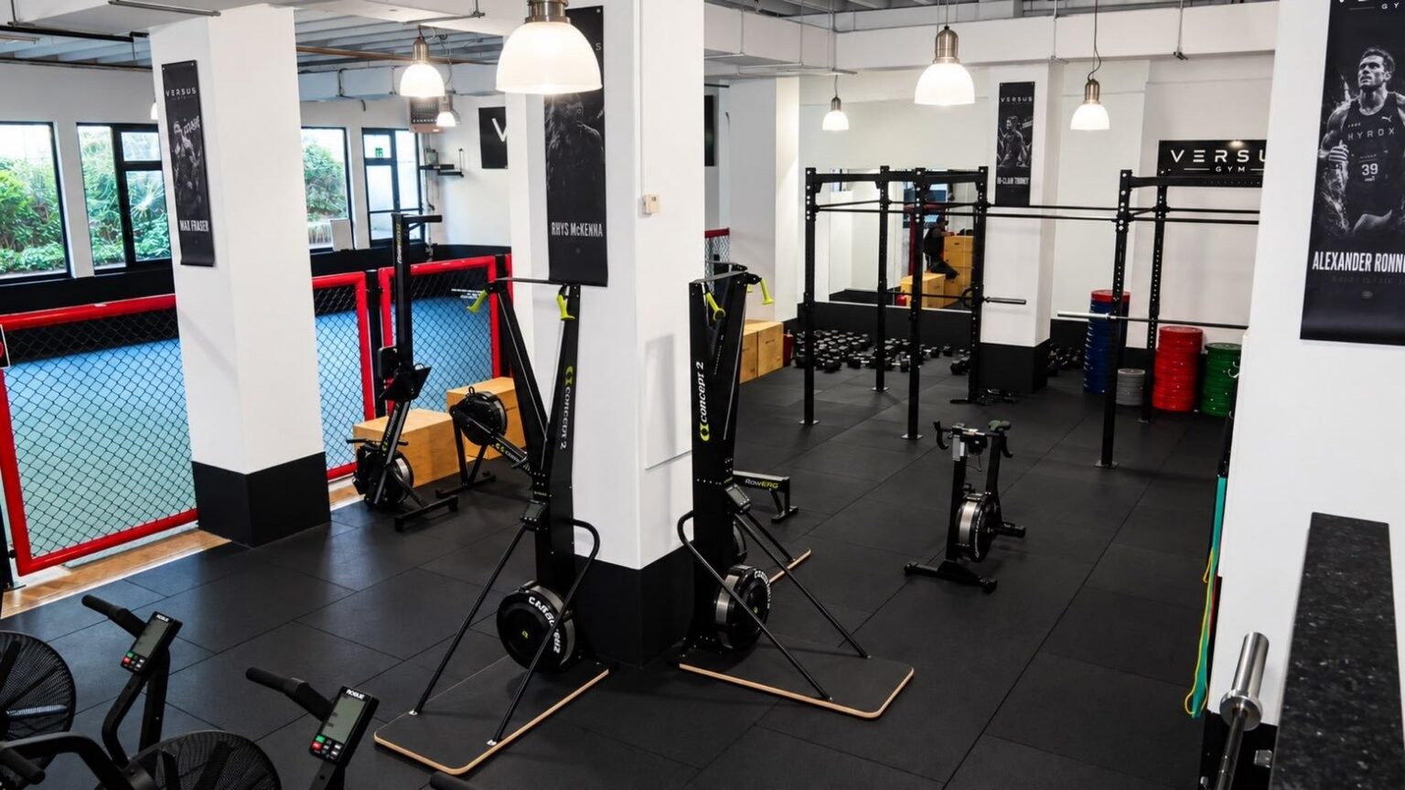 Salle Versus Gym avec la cage d'entraînement, les SkiErg et le rack