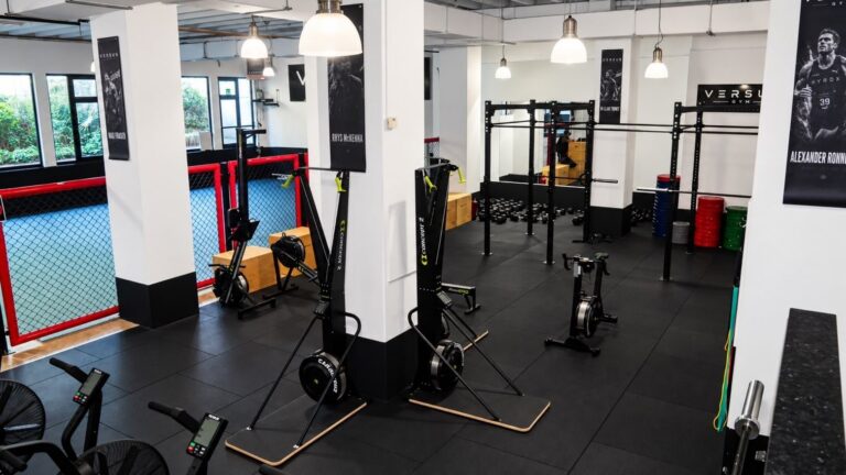 Salle Versus Gym avec la cage d'entraînement, les SkiErg et le rack