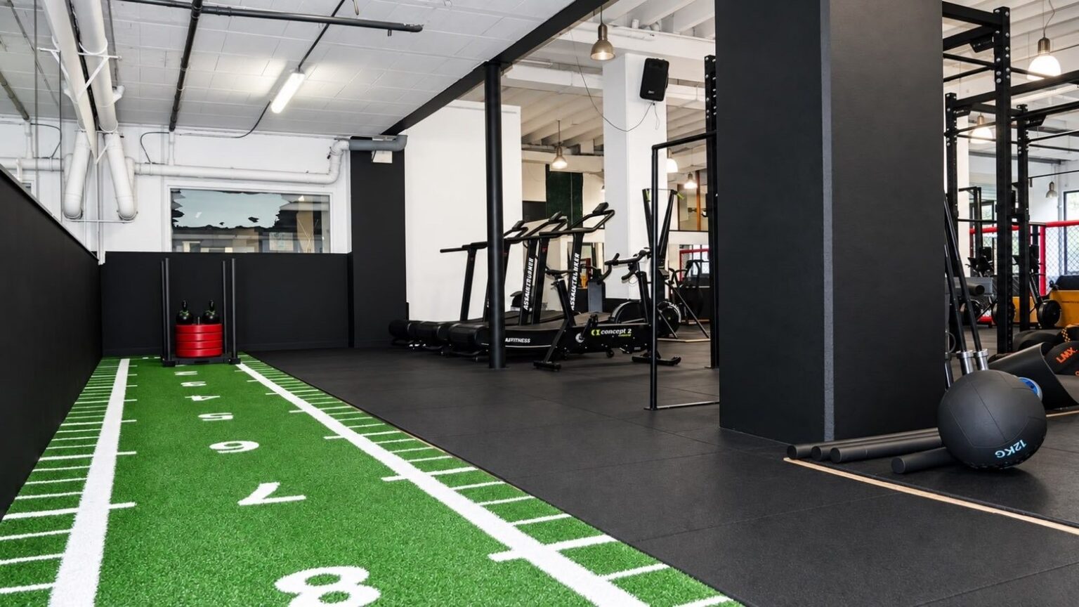Piste de sled en gazon synthétique et tapis de course chez Versus Gym