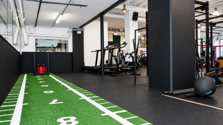 Piste de sled en gazon synthétique et tapis de course chez Versus Gym
