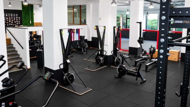 Salle de sport Versus Gym à Bruxelles : SkiErg Concept2 alignés et rameurs